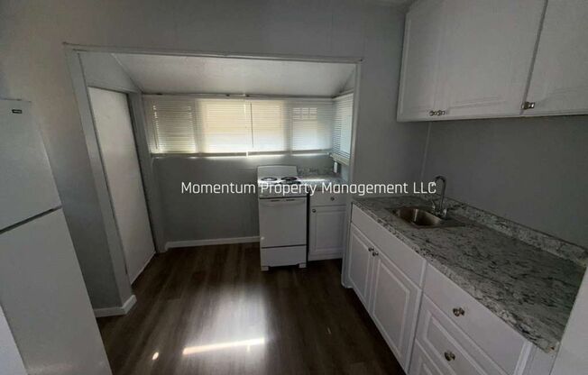 Updated 2/1 in St. Pete! AVAILABLE FOR IMMEDIATE MOVE IN!!