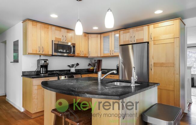 Your West Seattle Retreat – Hot Tub, Firepit & Quiet Streets Await
