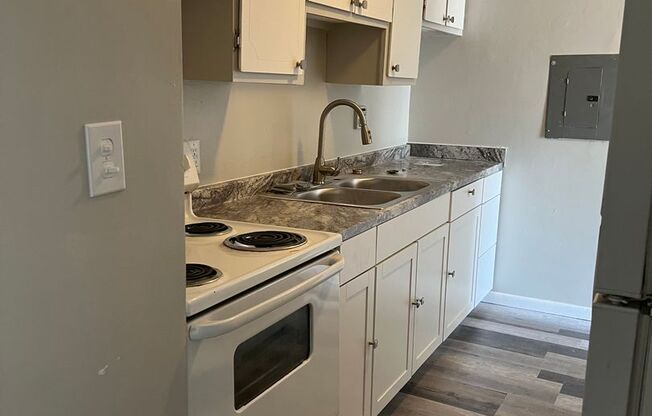2 beds, 1 bath, $990, Unit 202