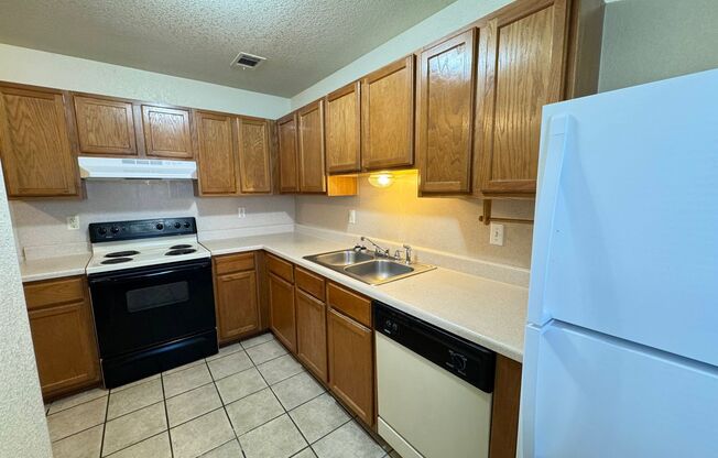 2 beds, 1.5 baths, 976 sqft, $875, Unit Apt B