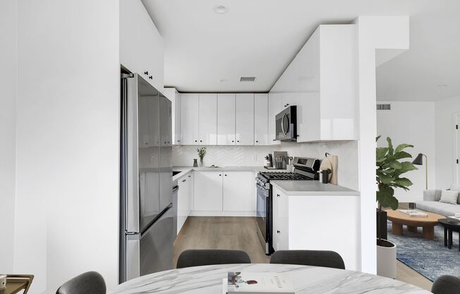 Modern 1 & 2 Beds in Vibrant Hollywood: 5606 Lexington Offers Gated Entry & In-Unit Laundry!