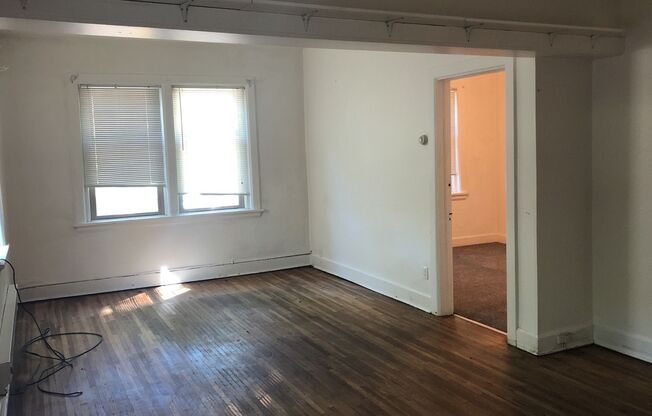 2 beds, 1 bath, $810, Unit B