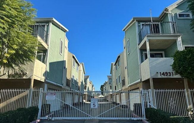 2 beds, 1 bath, $2,295, Unit 14923-04