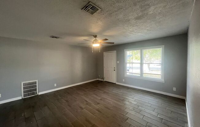 Four Bedroom Two Bath in Calallen School District!!