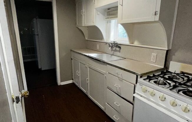 2 beds, 1 bath, $700