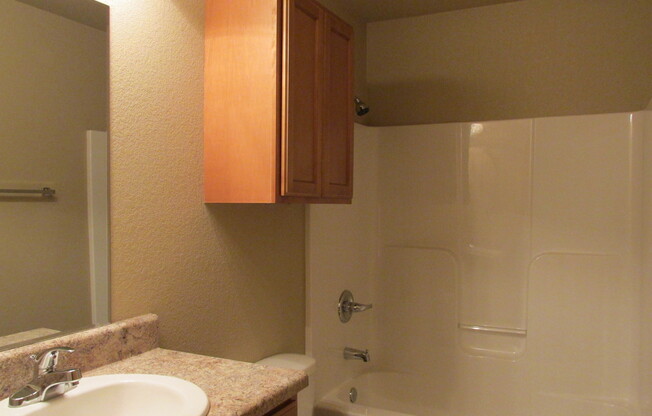 2 beds, 1 bath, $725, Unit 1725