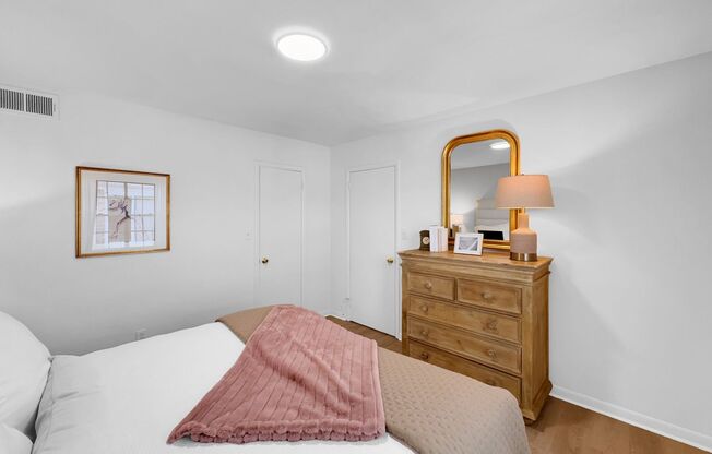 2 beds, 1 bath, 990 sqft, $1,165, Unit 3914