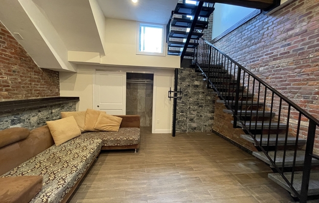 1 bed, 1 bath, 700 sqft, $3,500, Unit 103