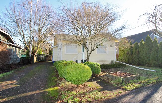 Adorable 2++ Bedroom, 2 Bath Brooklyn Bungalow - steps to MAX line