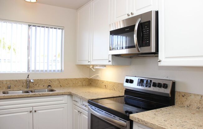 Gorgeous 2B/2BA Condo w/ Balcony, Central A/C & Pool!