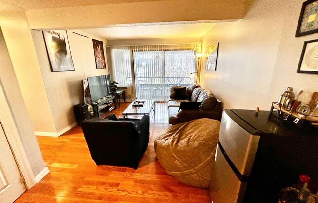 2 beds, 1 bath, 736 sqft, $2,530, Unit 21