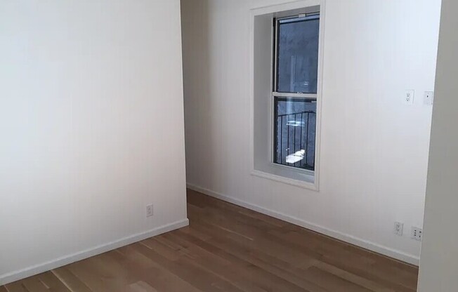 21 1 AVE