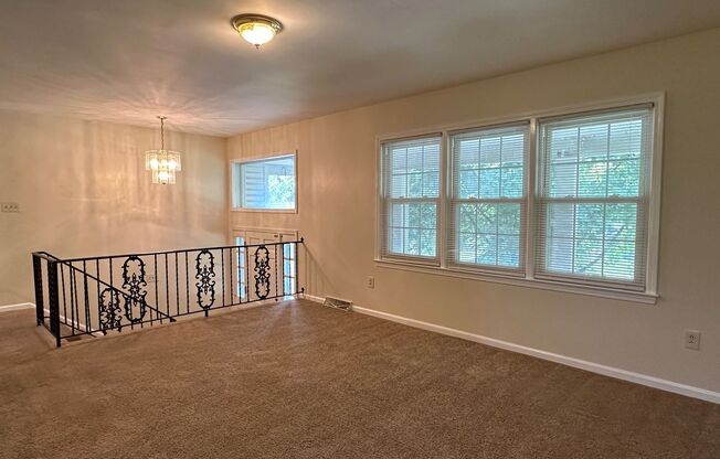 Beautiful House in Tates Creek! 3 BR, 2.5 Baths, Garage, Finished Basement; on a Cul-de-sac