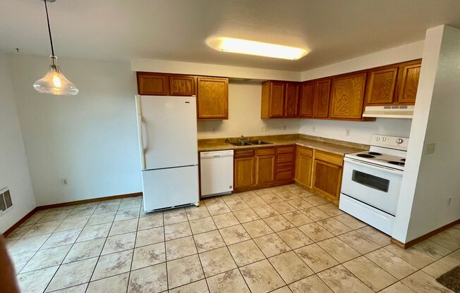 3 beds, 2 baths, 1,334 sqft, $1,475, Unit 933