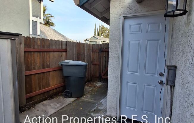 3 beds, 2 baths, $2,495