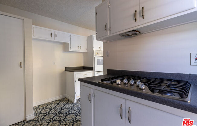 2 beds, 1 bath, 975 sqft, $2,750, Unit 3