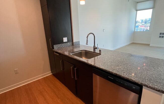Beautiful top floor 1BD/1BA unit in the Hayes