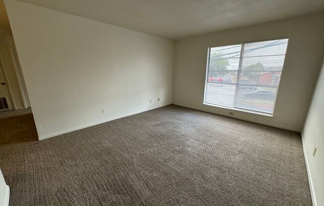 2 beds, 1 bath, 850 sqft, $700, Unit Unit 8