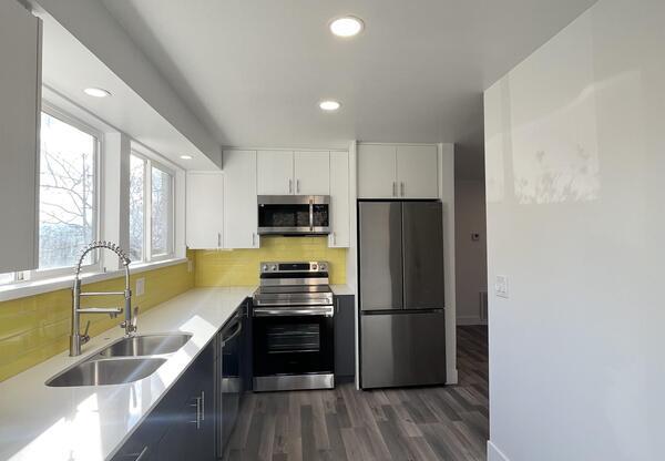26 W GIRARD AVE