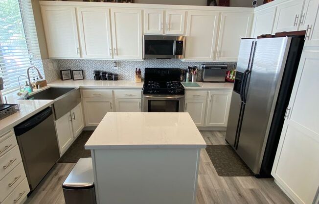 AMERICANA Property Mgmt - Impressive 3beds 2 story house with pool in Summerlin