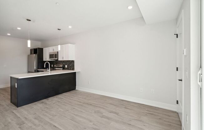 1 bed, 1 bath, 597 sqft, $1,650, Unit D02