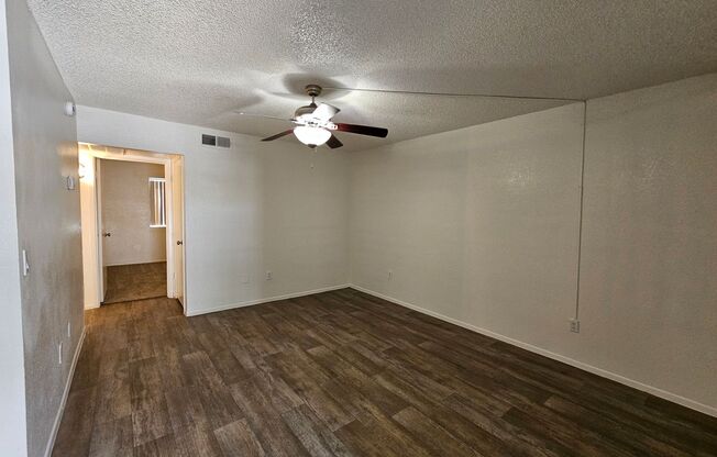 2 beds, 1 bath, 880 sqft, $1,100, Unit 211