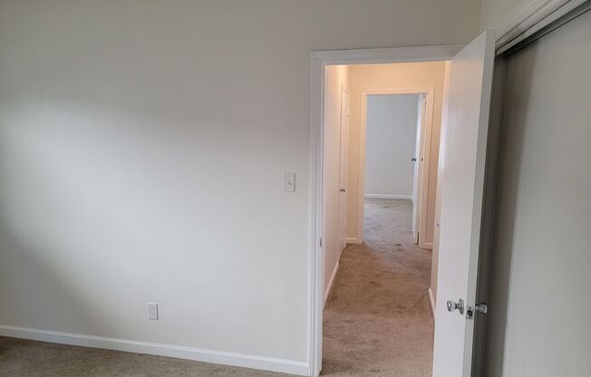 2 beds, 1 bath, 885 sqft, $2,300, Unit 623 Kirk Ave