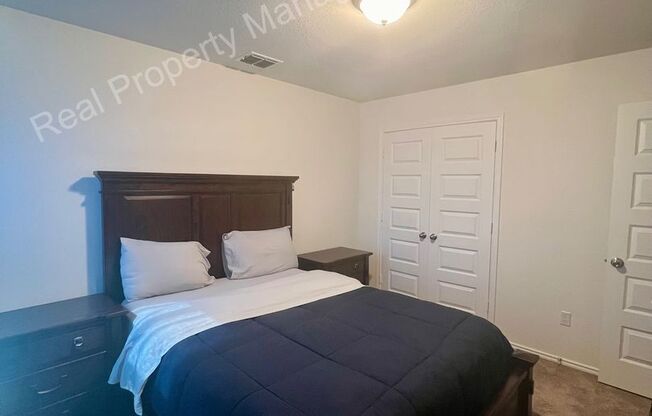 1 bed, 1 bath, $1,000, Unit Side Bedroom & Shared Bathroom (Upstairs)