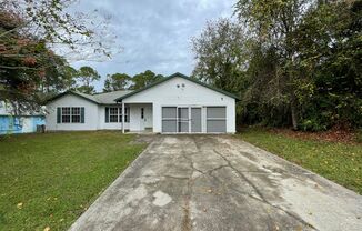 Lovely 3 Bedroom 2 Bath home in Deltona.  Large Yard.