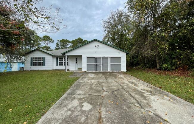 Lovely 3 Bedroom 2 Bath home in Deltona.  Large Yard.