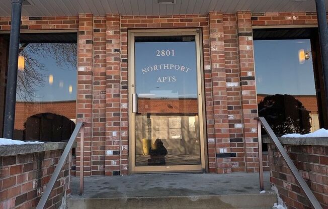 1 bed, 1 bath, 700 sqft, $899, Unit Custer-215