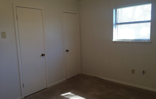 3 beds, 1 bath, $1,100