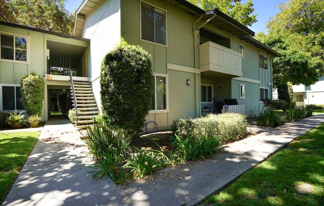 Nicely Updated Condo in Central Mountain View Location!
