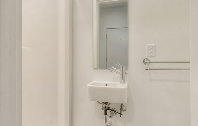 Studio, 1 bath, 350 sqft, $1,096, Unit A5