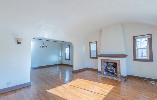Beautiful 2 Bed +office, den garage, 1 Bath
