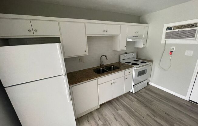 2 beds, 1 bath, $750, Unit Apt. A