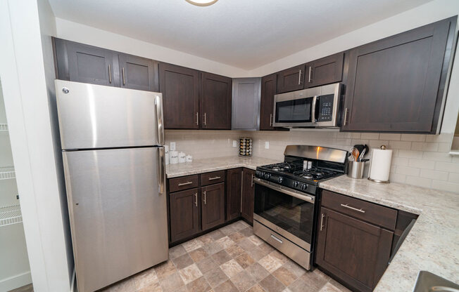 Fully Equipped Kitchen With Modern Appliances at Strathmore Apartment Homes, West Des Moines, IA