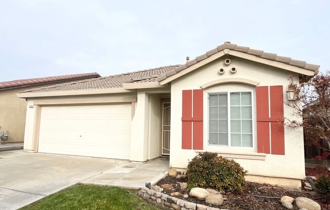 North Merced: $2029 3 Bedroom 2 Bathroom single story home with lots of natural light *