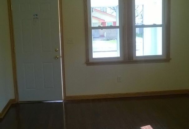 3BR SINGLE FAMILY MULTI LEVEL HOME WITH GARAGE, YARD, PORCH, REDONE, VERY NICE!