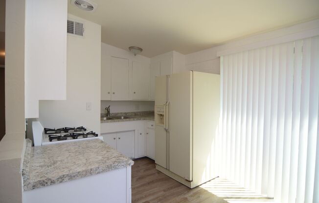 2 beds, 1 bath, $1,095