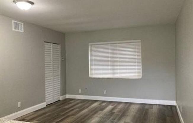 3 beds, 1 bath, $2,100, Unit F-201