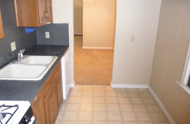 3 beds, 1 bath, $775