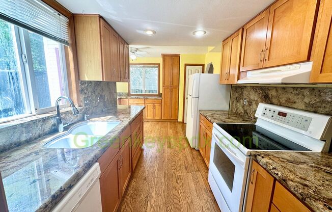 Beautiful 3-Bedroom House with 2.5 Bathrooms, attached garage, fully fenced backyard