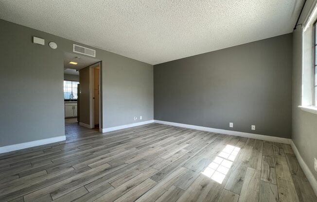 2 BED 2 BATH TOWNHOUSE NEAR LAKE MEAD AND HOLLYWOOD