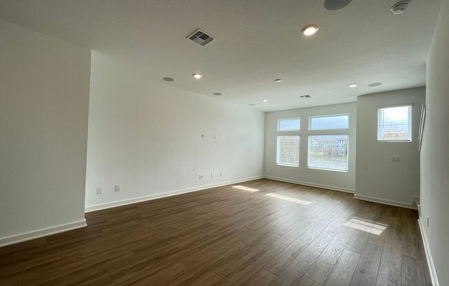 3 beds, 3.5 baths, $3,050
