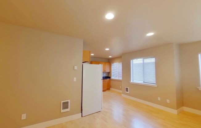 3 beds, 2 baths, $2,400, Unit 7