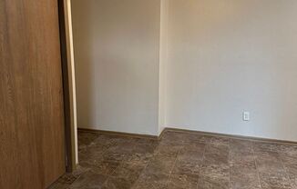 2 beds, 1 bath, $925, Unit NC-302