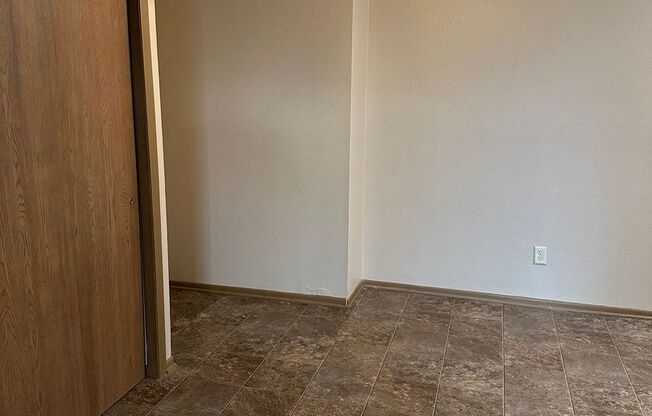 2 beds, 1 bath, $925, Unit NC-302