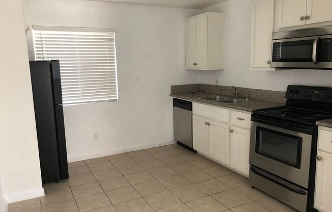 2 beds, 1 bath, 750 sqft, $1,050, Unit M