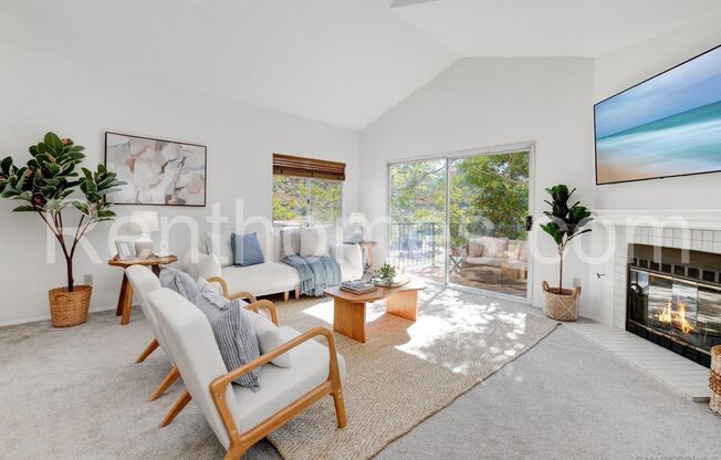 Rancho Bernardo, 11263-D Avd De Los Lobos, Upper Corner unit, AC, Fireplace, Comm Pool, Spa, Tennis and Fitness.